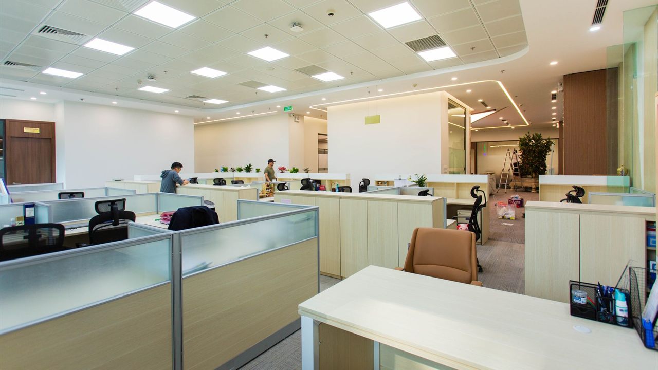 Open plan office with a suspended ceiling, where a dome inside antenna gives even coverage